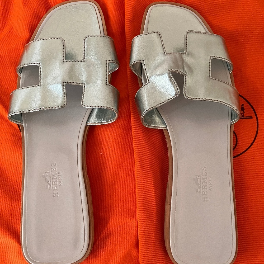 NEW HERMÈS SILVER-BLUE ORAN SANDALS